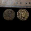 Hallan 383 monedas de bronce inscritas con el nombre de Ptolomeo de hace 2.200 años al sur de El Cairo