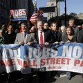 Miles de personas exigen a las entidades de Wall Street que rindan cuentas por sus altos beneficios