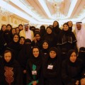 Polémica por una foto del Rey saudí junto a decenas de mujeres con el rostro descubierto