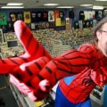 Spiderman y varios Jedis detienen a un hombre que intentó robar una tienda de comics