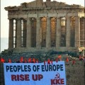Trabajadores griegos despliegan una pancarta en el Acrópolis de Atenas en la que dice:"Pueblos de Europa, levantaos"
