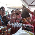 Los venezolanos peregrinan en búsqueda de alimentos básicos