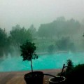 Tormenta de granizo "apocalíptica" sobre una piscina