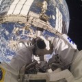 Un astronauta se hace una impresionante foto a él mismo con la tierra reflejada en el visor