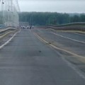La superficie de un puente colgante en Rusia oscila provocando auténticas olas