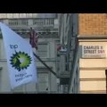 Activistas de Greenpeace escalan la oficina de BP en Londres y cambian su imagen corporativa