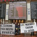 Los bomberos asaltan la Bolsa de Madrid para acusar y pedir responsabilidades al mundo financiero por la crisis