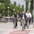El alcalde y los concejales de Sant Joan Despí cambian el coche oficial por la bici eléctrica