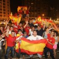 Un grupo de cabezas rapadas agrede a tres personas por llevar la camiseta de 'La Roja' en Bilbao