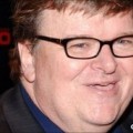 Michael Moore dona $5000 para la defensa de Bradley Manning, sospechoso de haber filtrado información a Wikileaks (ING)