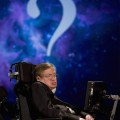 Stephen Hawking afirma que la Tierra gira alrededor del Sol, o el periodismo desmemoriado