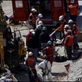 Estudian cómo decirle a mineros que su rescate podría tardar meses