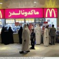 El primer supermercado en dar empleo a mujeres como cajeras en Arabia Saudí se echa atrás por las protestas