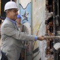 El Ministro de Trabajo derriba una pared sin gafas ni guantes de protección