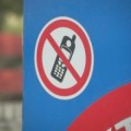 ¿Es peligroso usar el móvil en una gasolinera?