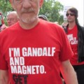 Ian McKellen se presenta como Magneto y Gandalf en una camiseta para protestar contra el Papa (HUMOR)