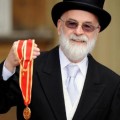 Terry Pratchett se hace una espada. De meteoritos. [ENG]