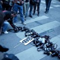 Decenas de fotoperiodistas se concentran en Madrid para protestar por el arresto de Edu León