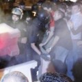 Los sindicalistas bloquean el centro de Valencia y la policía carga contra ellos