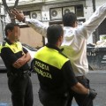 Ciudadanos recriminan a policías locales por conducir en contradirección para tomar café y se lía gorda