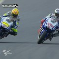 Increible pelea cuerpo a cuerpo entre Rossi y Lorenzo