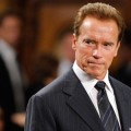 Arnold Schwarzenegger firma una ley para ayudar a adolescentes gays  [EN]