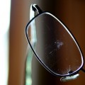 Unas gafas con cristales rayados permiten una visión perfecta a cualquier distancia