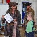 Niña pide al Capitán Jack Sparrow ayuda para iniciar un motín en contra de sus profesores y él asiste a su escuela