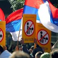 Miles de manifestantes protestan en Belgrado contra los homosexuales