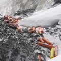 Bajan 8.000 kg de basura de los campos altos del K2