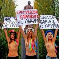 Activistas ucranianas protestan en topless por la visita de Putin a Kiev