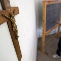 La Justicia obliga a retirar los crucifijos de dos aulas de un colegio público extremeño