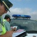 La Guardia Civil baja el sueldo a cuatro agentes en Galicia por poner pocas multas