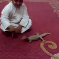 Niño jugando con un lagarto