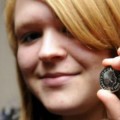 Estudiante encuentra moneda de 50 peniques acuñada en 2011 (eng)