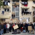 Un piquete vecinal impide el desahucio de una familia en Murcia