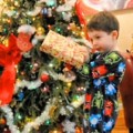 Niño de 3 años se escandalizó al recibir libros para Navidad