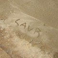 Arrestan a una niña de 11 años por escribir su nombre en el cemento fresco
