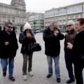 El «cigarrón» convocado en la plaza del ayuntamiento de A Coruña reúne a 5 personas