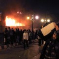 El ejército egipcio se une a los protestantes y se enfrenta a la policía en las calles