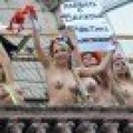 Protesta en topless contra la medida del Gobierno para embellecer los balcones en Ucrania