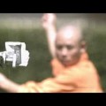 Monje Shaolin lanza una aguja a través de un cristal