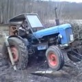 Así sacan en Rusia un tractor atascado en el barro