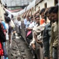 Mueren 18 pasajeros que iban en el techo de un tren indio al golpearse con un puente [ENG]