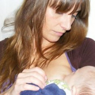 Facebook cierra la cuenta de una psicóloga chilena por colgar una foto dándole de mamar a su bebé