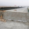 Obreros construyen un “muro de seguridad” en mitad de una autopista china
