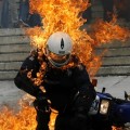 En fotos: policía antidisturbios y manifestantes chocan en Atenas