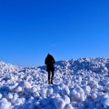 El curioso fenómeno de las bolas de hielo en la playa