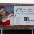 Transeúnte enojado pinta un vestido rojo a la Venus desnuda en una valla publicitaria