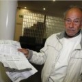 La policía local de Valencia sanciona con 1.500 euros a un parado que vendía manojos en la calle
